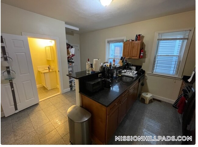 Building Photo - 8 Carmel St