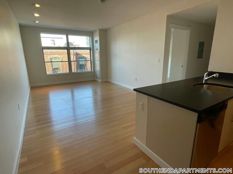 Building Photo - 601 Albany St