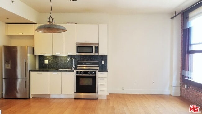 Building Photo - 460 S Spring St