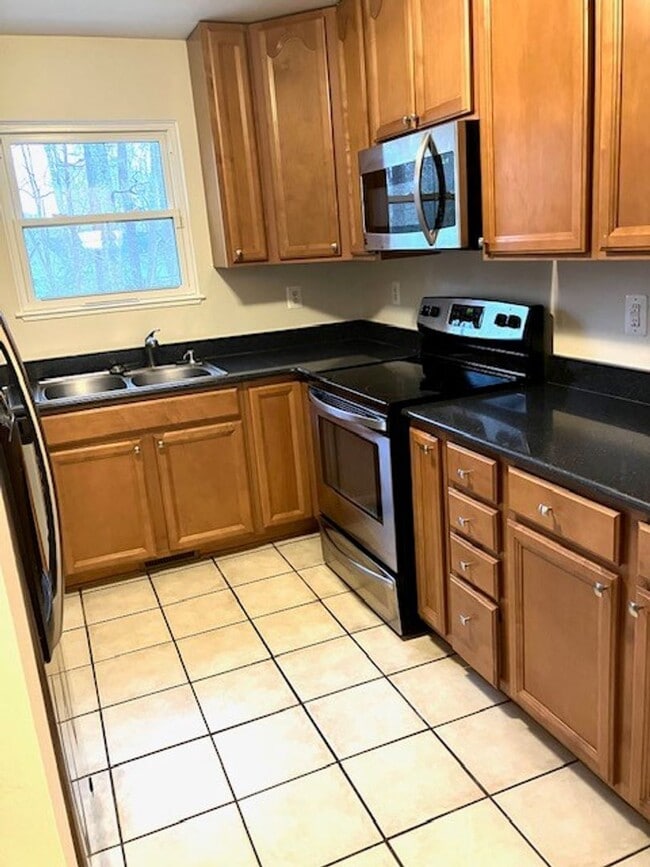 Building Photo - SPACIOUS HOME ON LARGE LOT - 4 BEDS 2.5 BATHS
