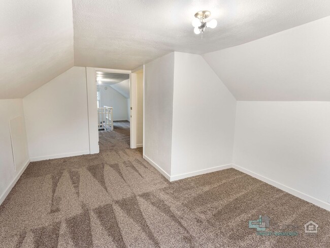 Building Photo - Beautifully Renovated furnished 3-Bedroom ...