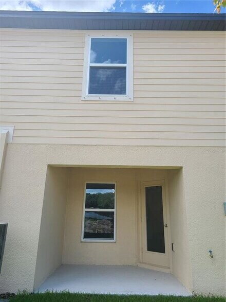 Building Photo - Beautiful 2-Bedroom Townhouse in Tampa | Brand New Paint & Vinyl Floors!