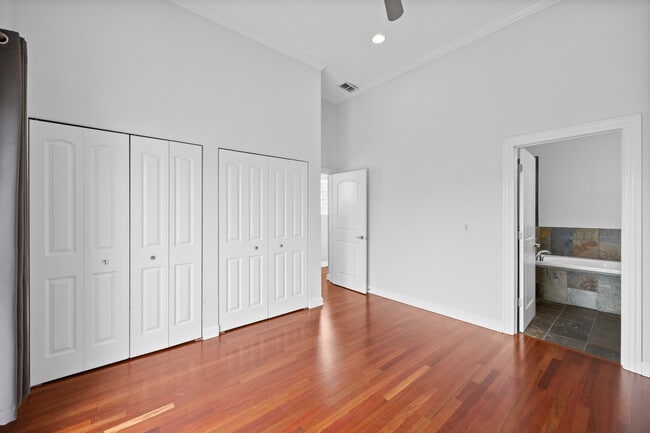 Building Photo - 919 N Hermitage Ave