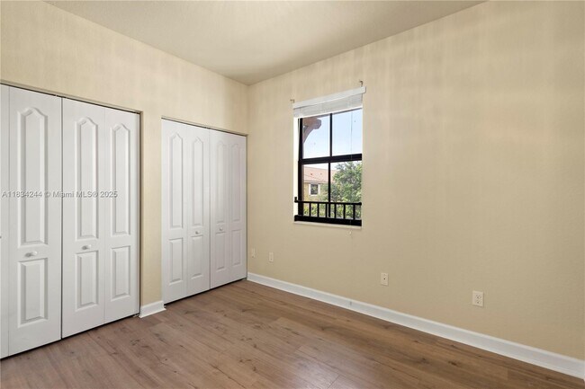 Building Photo - 9600 Town Parc Cir N