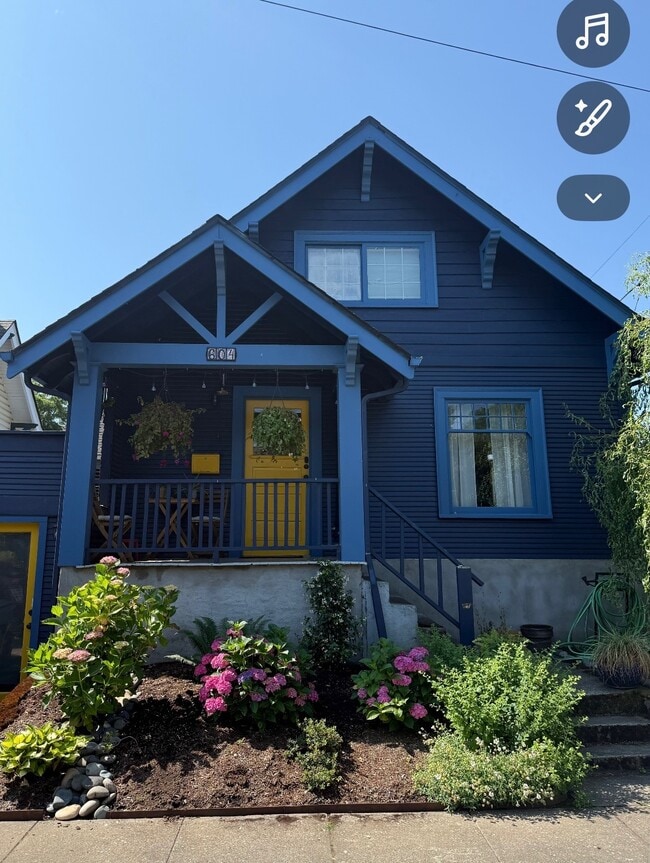 Building Photo - 604 NE Shaver St