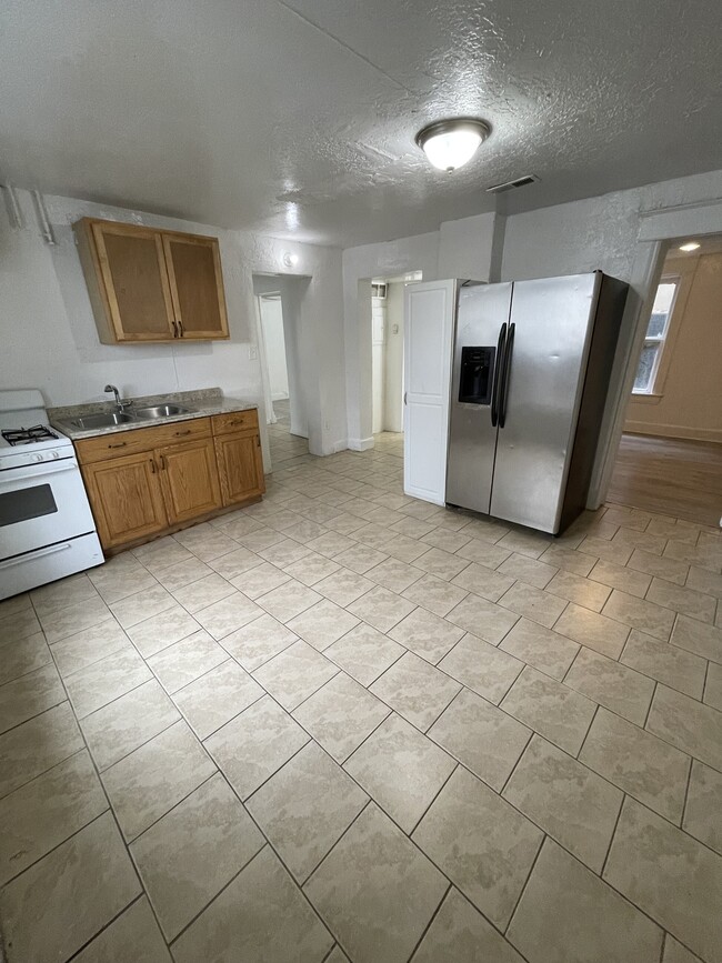 Building Photo - 613 28th St