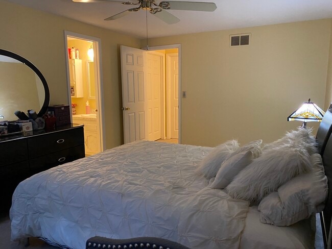 Master bedroom - 10939 Barrington Ct