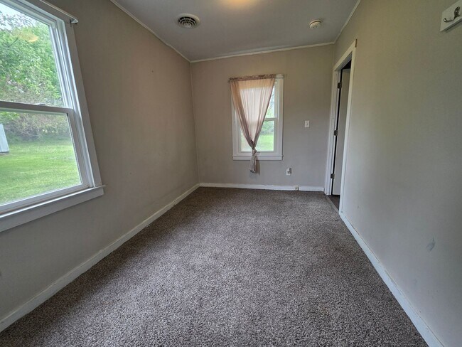 Building Photo - 3 bedroom 1 bath house in Marion Near Thomas Park.