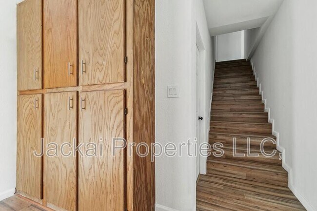 Building Photo - 2038 Avon Dr