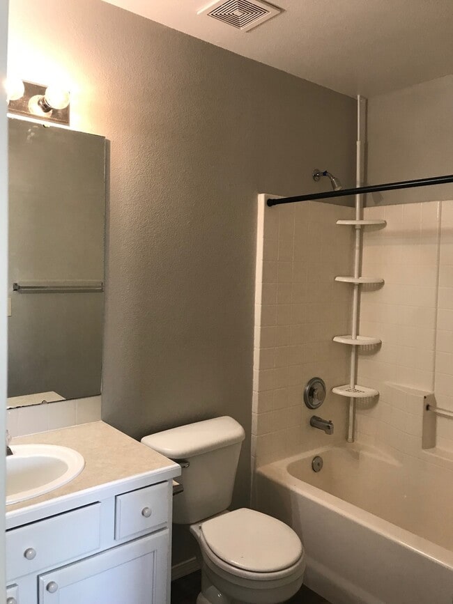 Building Photo - 3 Bed/2 bath...Newer Carpet and Flooring.....