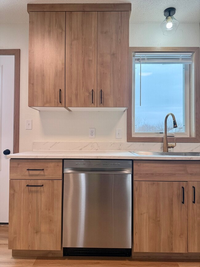 Building Photo - 1004 Castlewood Dr