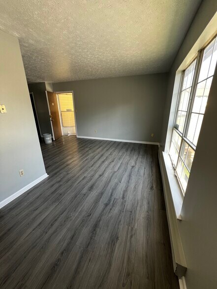 Building Photo - 1100 Eastgate Mnr