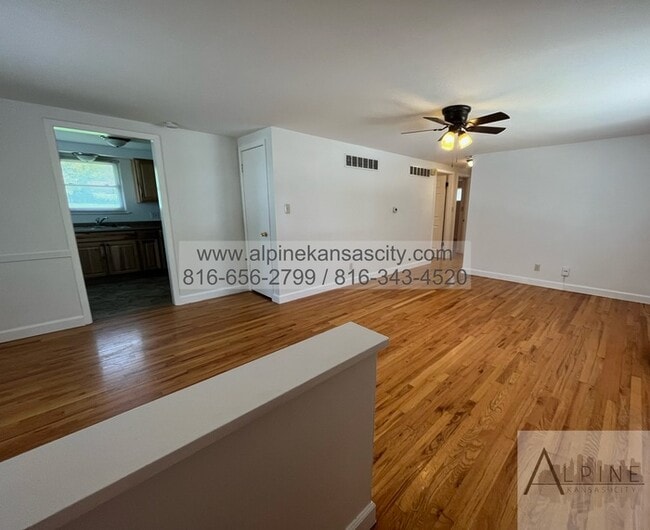 Building Photo - Ranch Home Near Gladstone!