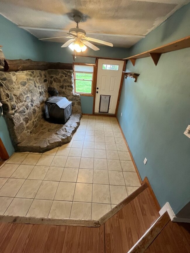 Building Photo - 3-bedroom, 2-bath single-family home located in Greencastle