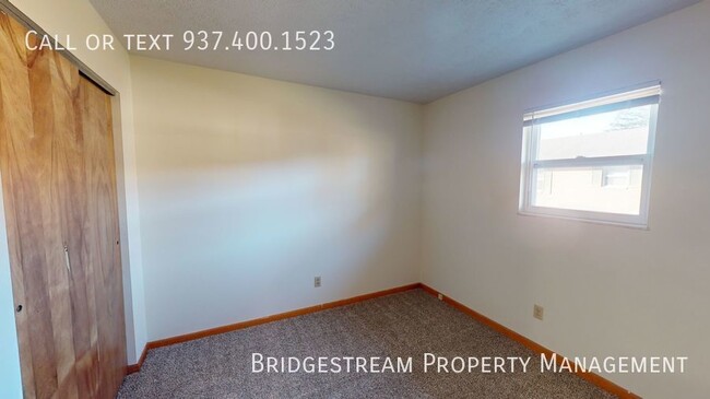 Building Photo - Updated 2 bedroom, 1 bath ranch style unit...