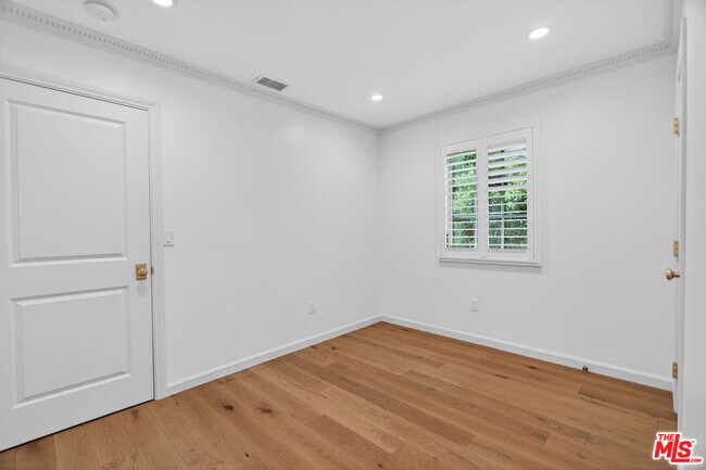 Building Photo - 462 Warner Ave