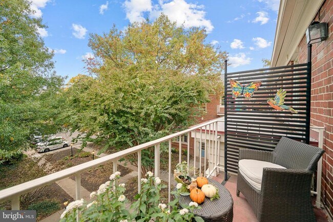 Building Photo - 1403 E Abingdon Dr