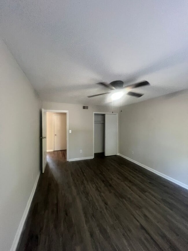 Building Photo - 1 bedroom/ 1 bathroom condo for ONLY $1050...