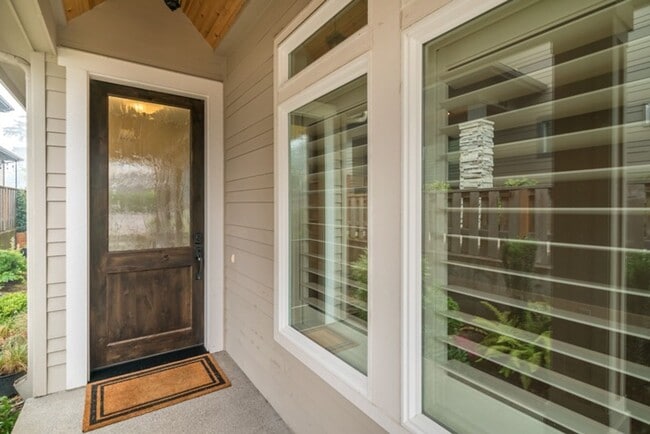 Building Photo - Luxury Townhome in the Heart of Lake Osweg...