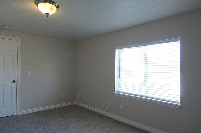 Building Photo - Large Family Home Ready for You!!