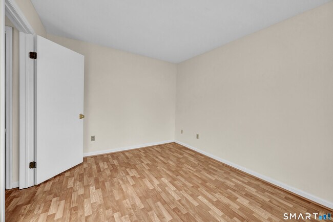 Building Photo - 925 Oronoke Rd