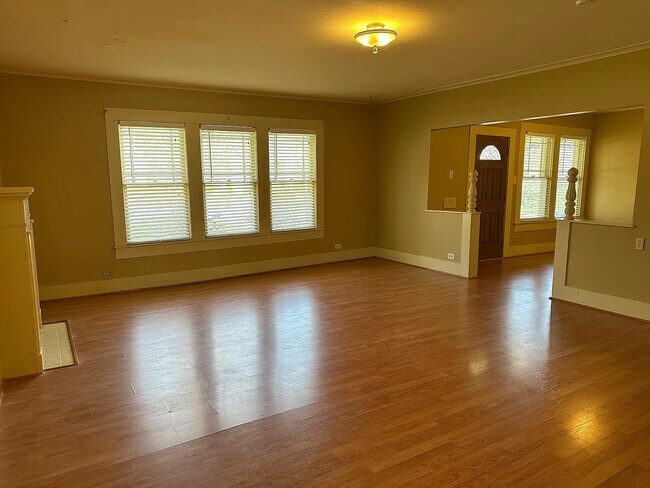 Building Photo - 521 E Charnwood St