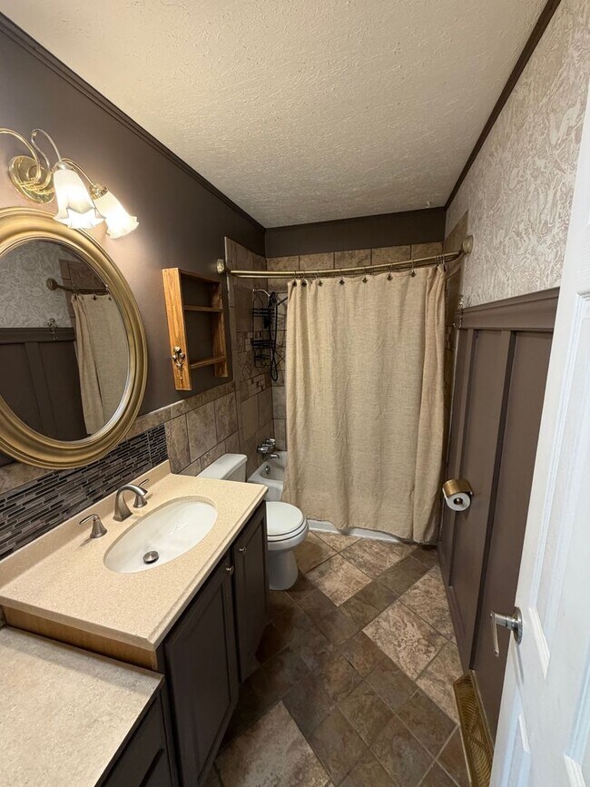 Building Photo - Secluded & Charming 3BR/1BA in Lansing — Section 8 Approved