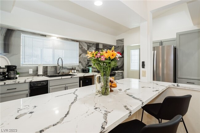 Building Photo - 2205 Santa Paula Dr