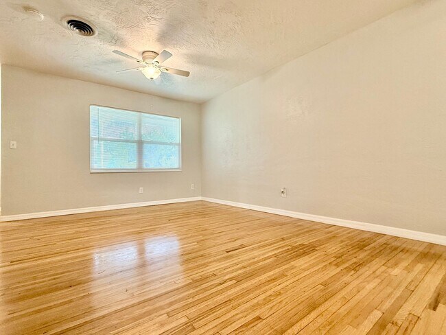 Building Photo - Your DeLand Escape: 4 Bedrooms + Pool at G...