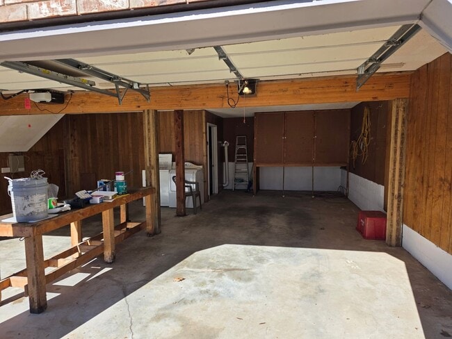 Building Photo - Large home close to Lyon