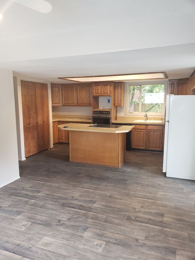 Building Photo - Charming Four Bedroom Home Located Near Cornwall Park.
