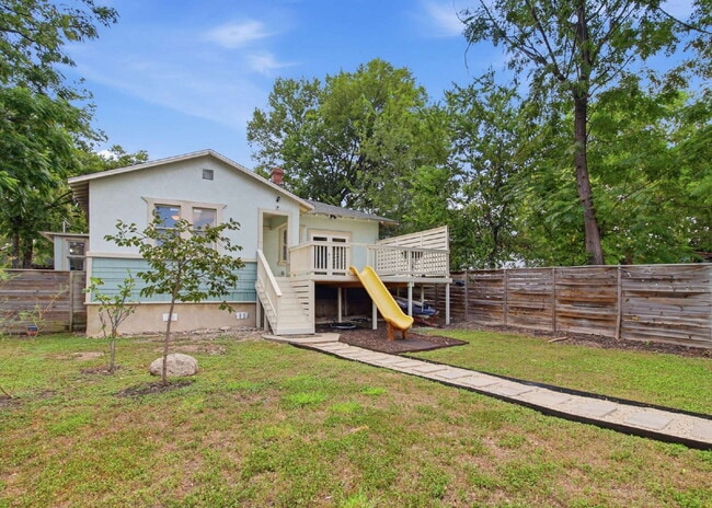 Building Photo - Updated 3 Bedroom Home with Modern Finishes Near Everything Downtown!