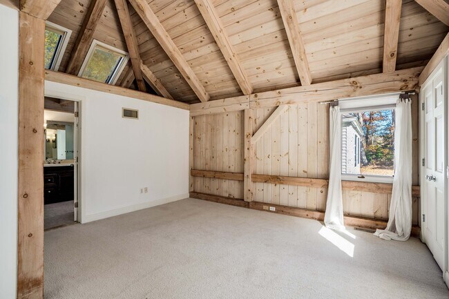 Building Photo - 123 Cove Rd