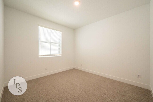 Building Photo - 2830 E Tamarind Dr