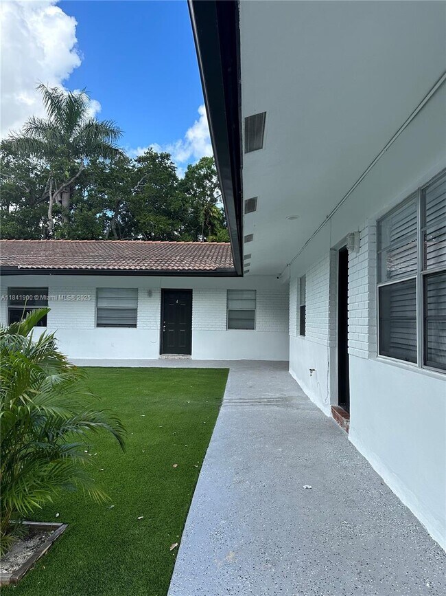 Building Photo - 3315 SW 15th Ave