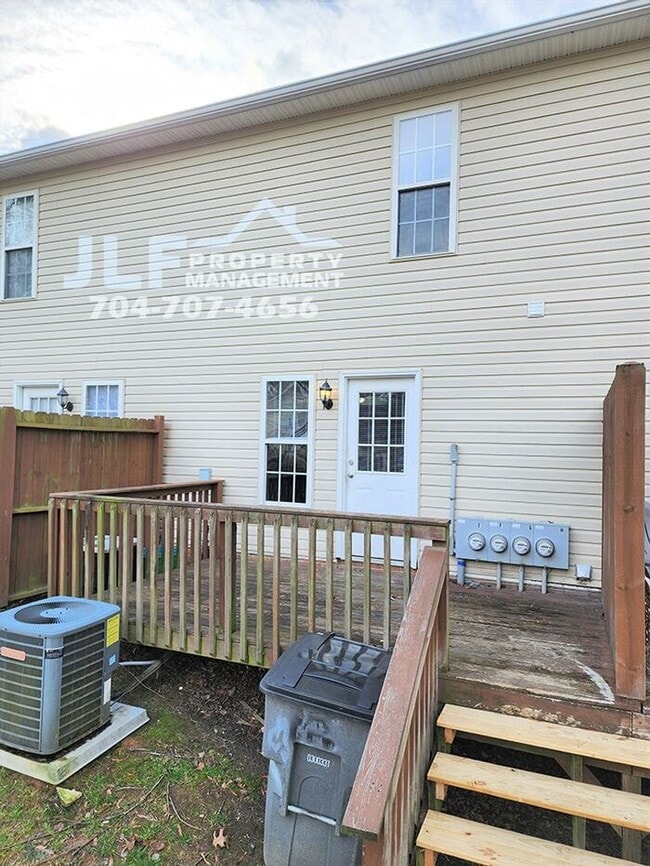 Building Photo - Full Brick Townhouse in Highly Desirable C...