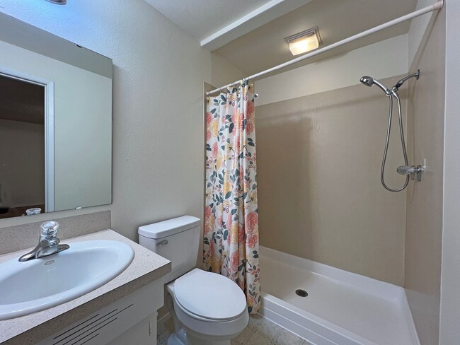 Building Photo - 4 bedroom 2.05 bath rambler on Kent's East...