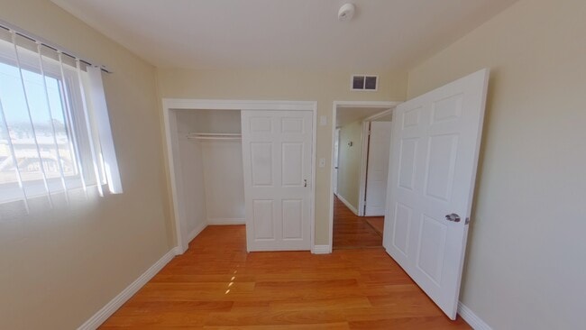 Building Photo - 512 North Cir