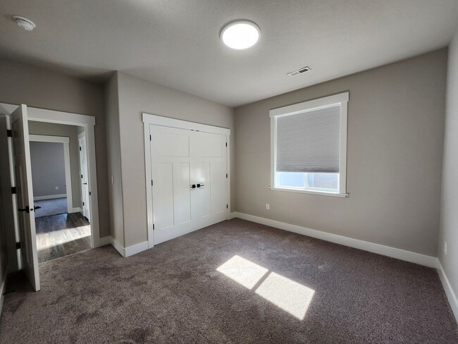 Building Photo - Elegant 4 Bed, 2 Ba Home - MANY Upgrades &...