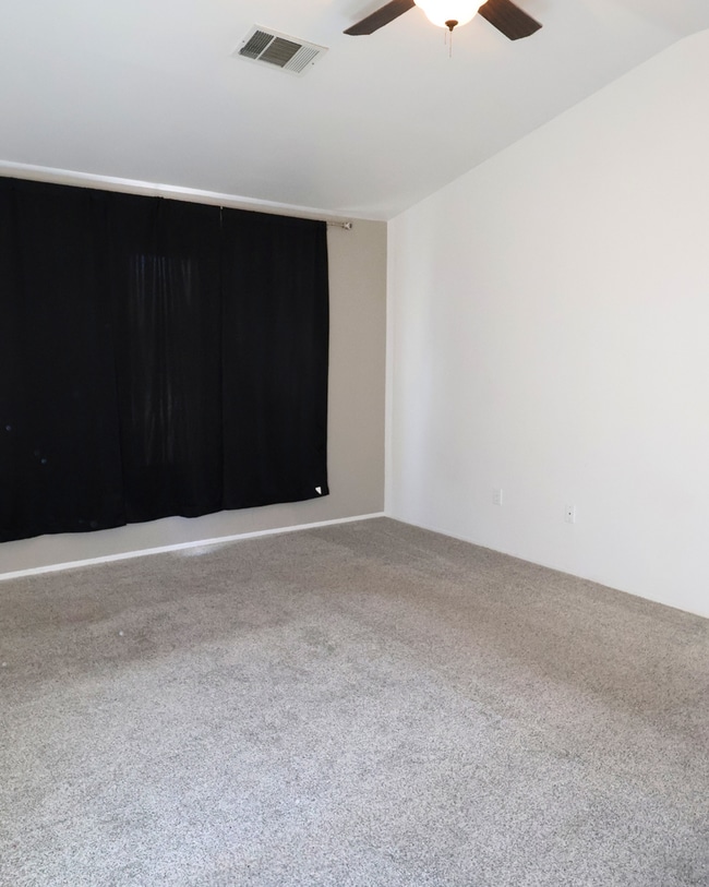 Building Photo - Spacious Beautiful 4-bedroom, 2-bath single-family home in Northwest Bakersfield, Move In Today!