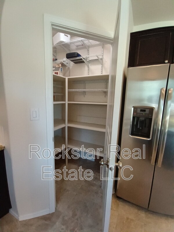 Building Photo - 1315 N Rogue River St