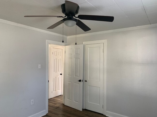 Building Photo - 2 Bedroom House off Memorial Avenue