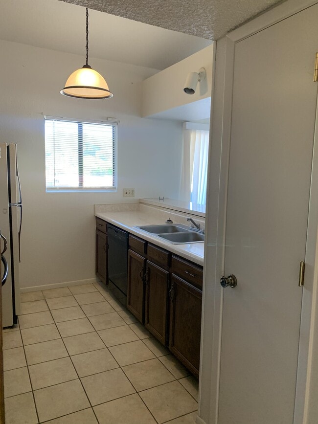 Building Photo - 2182 N Pantano Rd