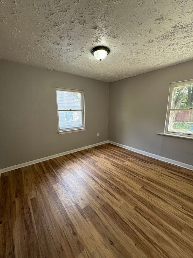 Building Photo - Three bedroom two bathroom home for rent