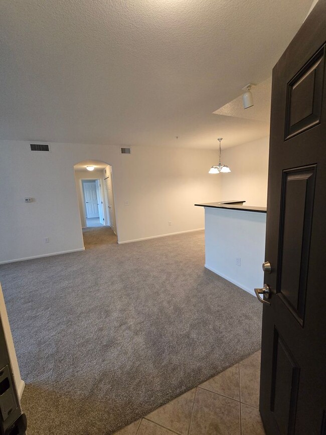 Building Photo - Spacious and Bright 2B/2B Townhome Now Ava...