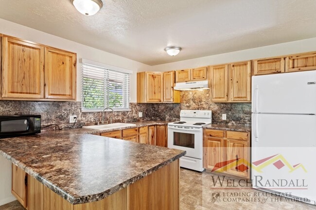 Building Photo - Elegant Layton Home Offering Space, Style,...