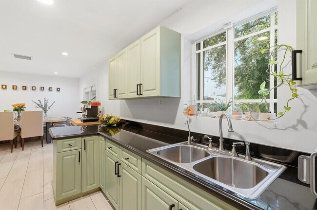 Building Photo - North 31st Avenue, Hollywood, FL 33021 - 3 BR 2 BA house