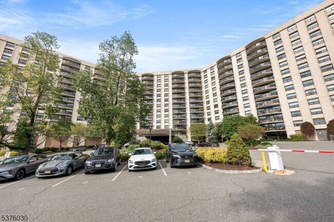 Building Photo - 2 Claridge Dr