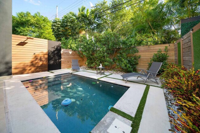 Building Photo - 1621 NE 4th Pl