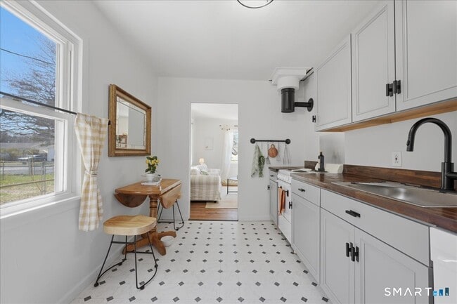 Building Photo - 106 Midway Oval